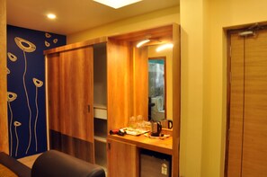 Royal Suite | Living area | 40-inch LED TV with cable channels, TV - Hotel SDM Golden Tower (Rameshwaram)