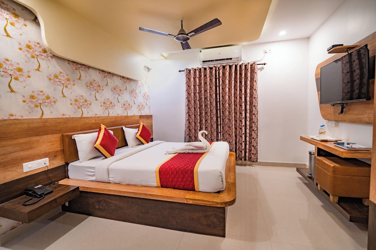 1 bedroom, premium bedding, memory-foam beds, blackout curtains