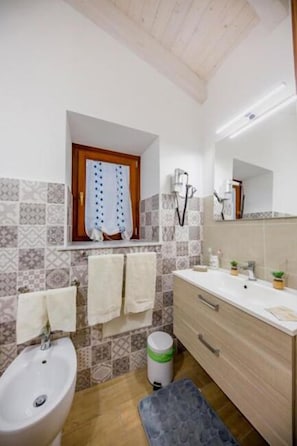 Quarto casal exclusivo, 1 cama King (Sand) | Banheiro | Chuveiro, produtos de toalete grátis, secador de cabelo, bidê