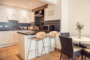 Mary Dann Apartment | Private kitchen | Full-size fridge, microwave, oven, stovetop - Padstow Breaks - Duke House (Padstow)