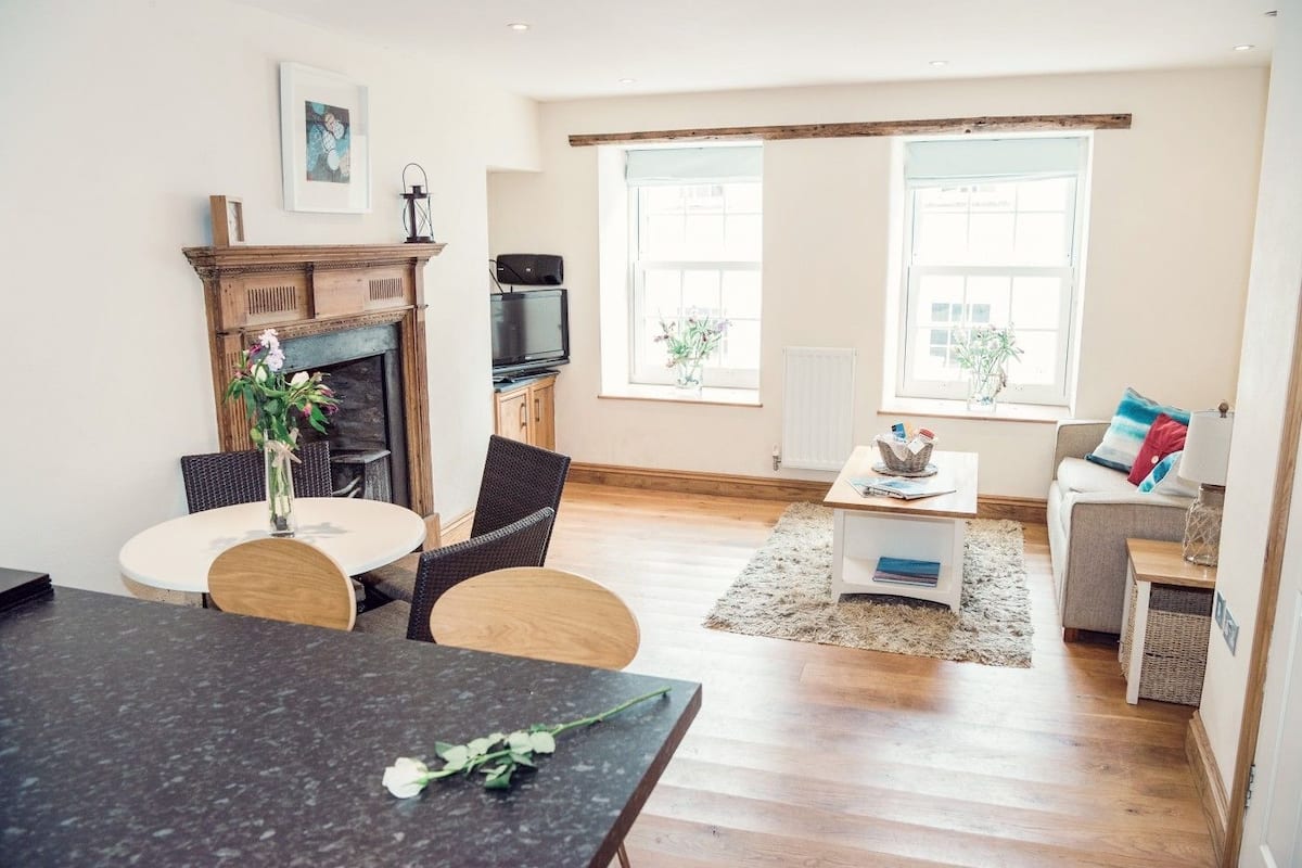 Appartement | Woonkamer | Een flatscreentelevisie