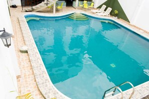 Una piscina techada, una piscina al aire libre