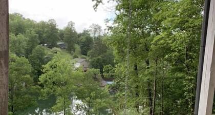 Kaunis Lakefront Home, telakka w / 2 peitetyllä luisulla ja venehissillä, helppo pääsy !!