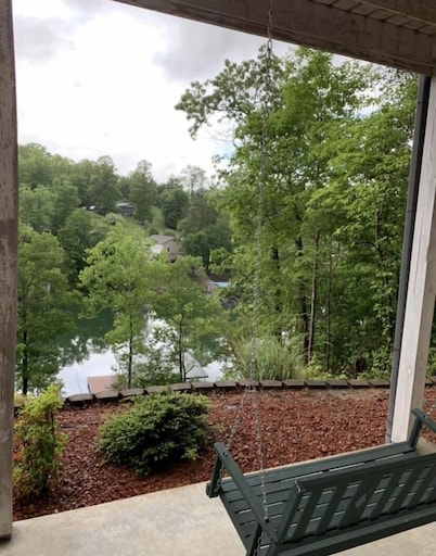 Beautiful Lakefront Home, dock w/ 2 covered slips & boat lifts, easy access!!