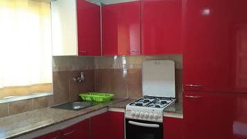 Apartment | Private kitchen | Full-sized fridge, oven, stovetop, coffee/tea maker
