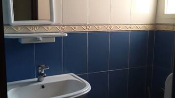 Apartemen | Kamar mandi | Shower, pancuran hujan, handuk, dan tisu toilet