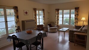 Standard Cottage, 2 Bedrooms, Kitchen, Lakeside | Lake view - Miners Bay Lodge (Minden Hills)