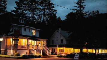 Fachada da propriedade à noite