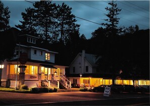 Front of property – evening/night - Miners Bay Lodge (Minden Hills)