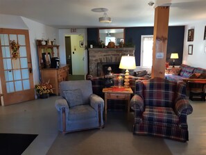 Lobby sitting area - Miners Bay Lodge (Minden Hills)