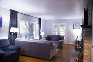 Premium Cottage, 3 Bedrooms, Lake View | Living area - Miners Bay Lodge (Minden Hills)