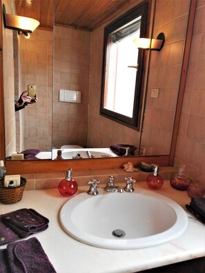 Hair dryer, towels, soap, shampoo - A romantic old Florence view (Firenze)