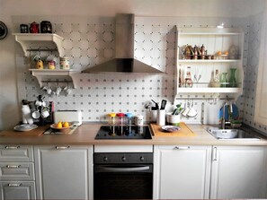Fridge, oven, stovetop, dishwasher