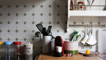 Frigorifero, forno, piano cottura, lavastoviglie