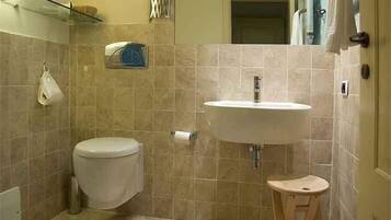 Classic-Zimmer, Stadtblick | Badezimmer | Dusche, kostenlose Toilettenartikel, Haartrockner, Bidet