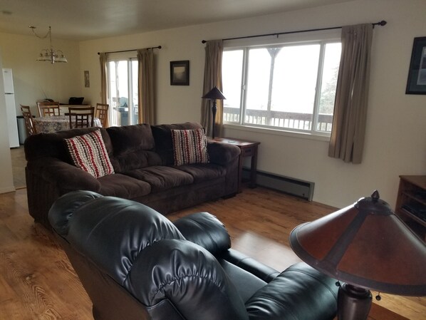 Basic Apartment | Living area