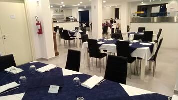 Aperto a pranzo e cena, cucina italiana