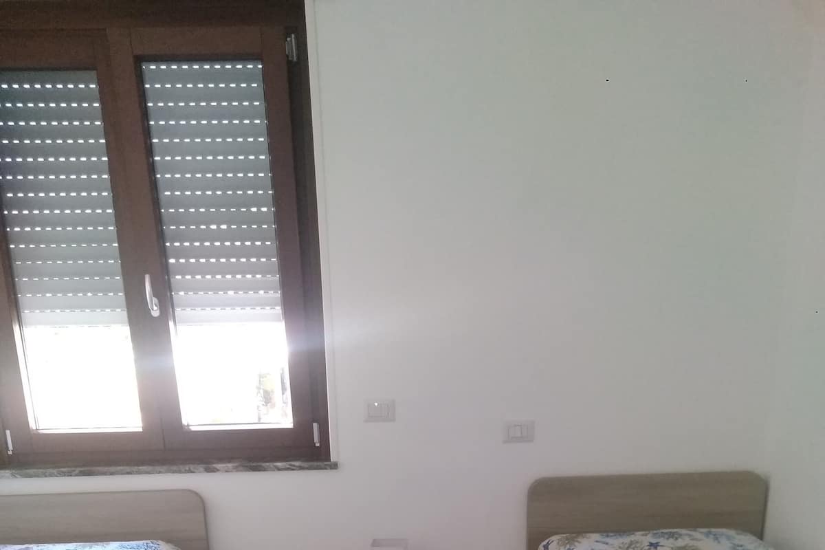 Escritorio y espacio para trabajar con laptop 