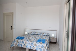 Comfort kamer, 1 twee- of 2 eenpersoonsbedden, uitzicht op zee | Een bureau, een laptopwerkplek, geluiddichte muren, gratis wifi