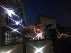 住宿正面 (夜晚)