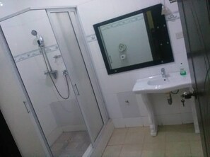 Premium Double Room | Bathroom | Rainfall showerhead, hair dryer, towels, soap - Jewima Hotel (Accra)