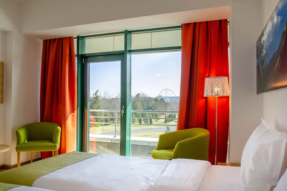 1 bedroom, premium bedding, in-room safe, desk