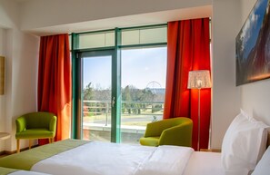 1 ห้องนอน, เครื่องนอนระดับพรีเมียม, ตู้นิรภัยในห้องพัก, โต๊ะทำงาน