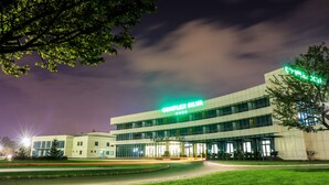 Un bâtiment moderne sur lequel on peut lire l’inscription « COMPLEXE SILVA ».