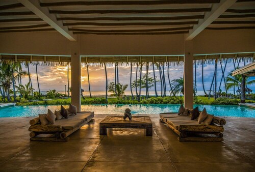 Villa del Mar, Fully Staffed Luxury Beachfront Villa sleeps 28