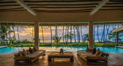 Villa del Mar, Fully Staffed Luxury Beachfront Villa sleeps 28