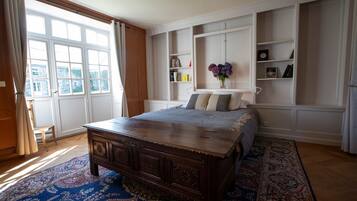 Double Room (Quincy) | 1 bedroom, individually decorated, individually furnished, desk
