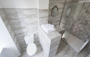 Tweepersoonskamer (Nina) | Badkamer | Badjassen, handdoeken