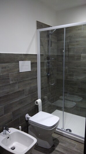 Doppel- oder Zweibettzimmer, 1 Queen-Bett | Badezimmer | Kostenlose Toilettenartikel, Bidet, Handtücher, Seife