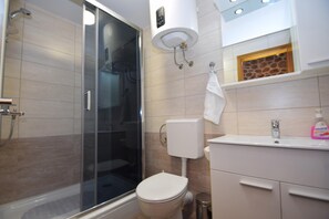 Bathtub, hair dryer, towels