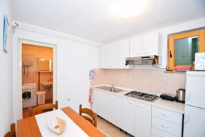 Mikrowelle, Toaster, Kochgeschirr/Geschirr/Besteck, Eiswürfelbereiter