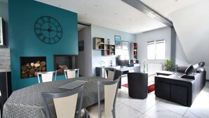 Un espace de vie moderne comprenant un coin repas, une cuisine et un coin salon.