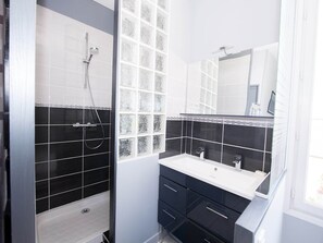 Baignoire, sèche-cheveux