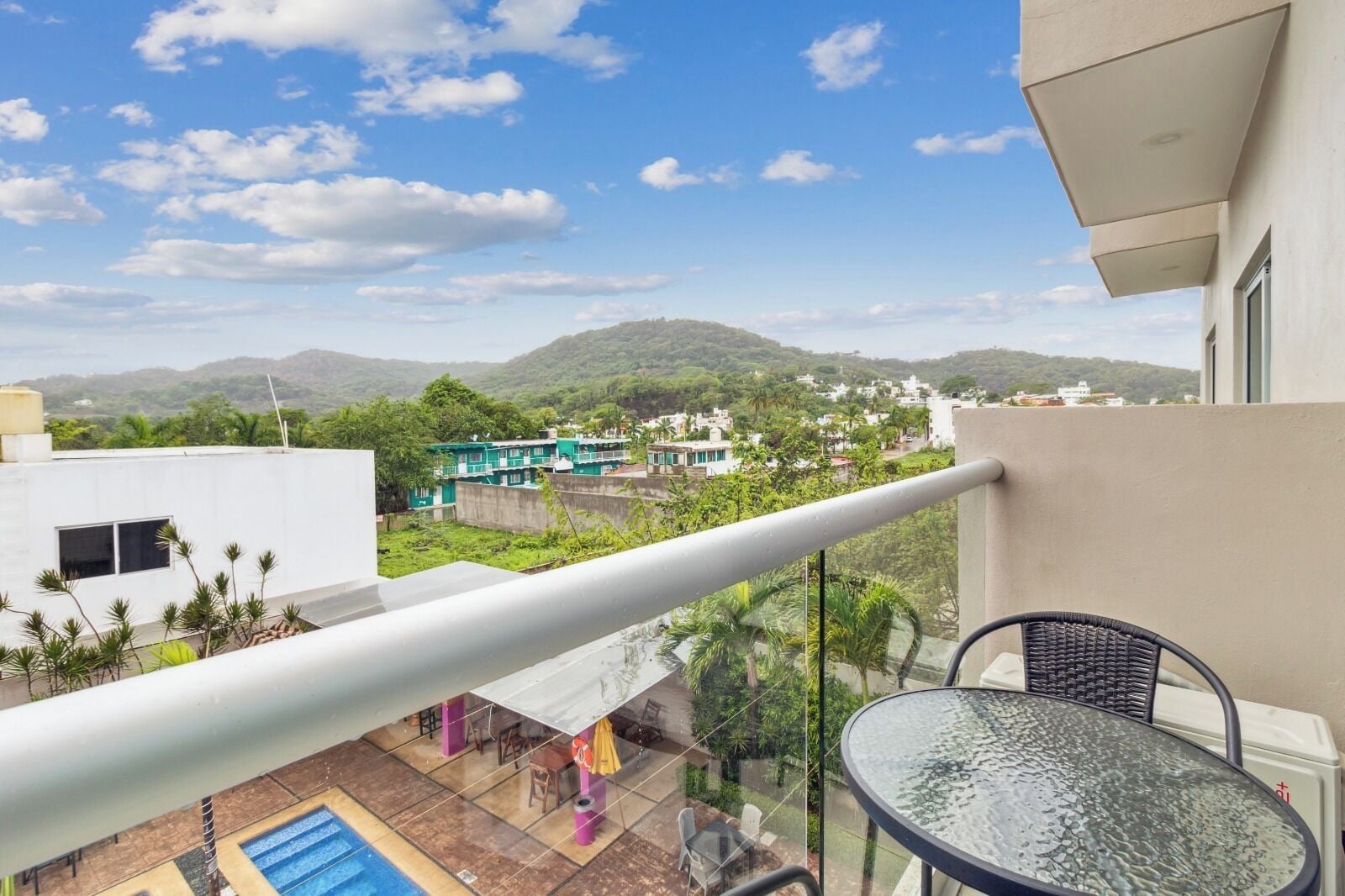 セーフティボックス (室内)、デスク、WiFi (無料)、ベッドシーツ