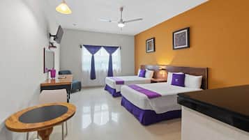 Habitación doble, 2 camas matrimoniales | Caja de seguridad en la habitación, escritorio y wifi gratis