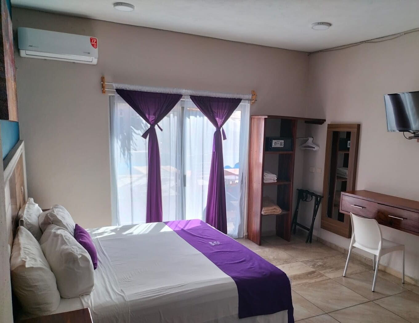 single room, 1 king bed | in-room safe, desk, free wifi, bed sheets