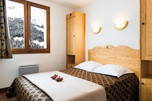 1 bedroom, travel crib