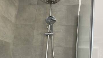 Dusche, Haartrockner, Handtücher, Seife