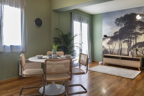 Apartamento, 2 habitaciones | Servicio de comidas en la habitación