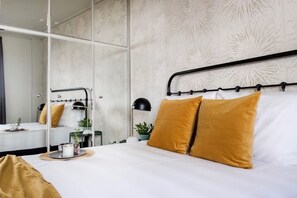 2 bedrooms, iron/ironing board, free cots/infant beds, free WiFi - Live Life Plaka (Athens)