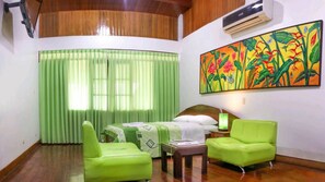 جناح | ميني بار ومكتب ومساحة عمل للكمبيوتر المحمول وواي فاي مجانًا