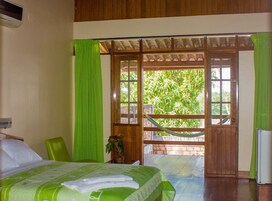 Minibar, escritorio, espacio para trabajar con laptop y wifi gratis 