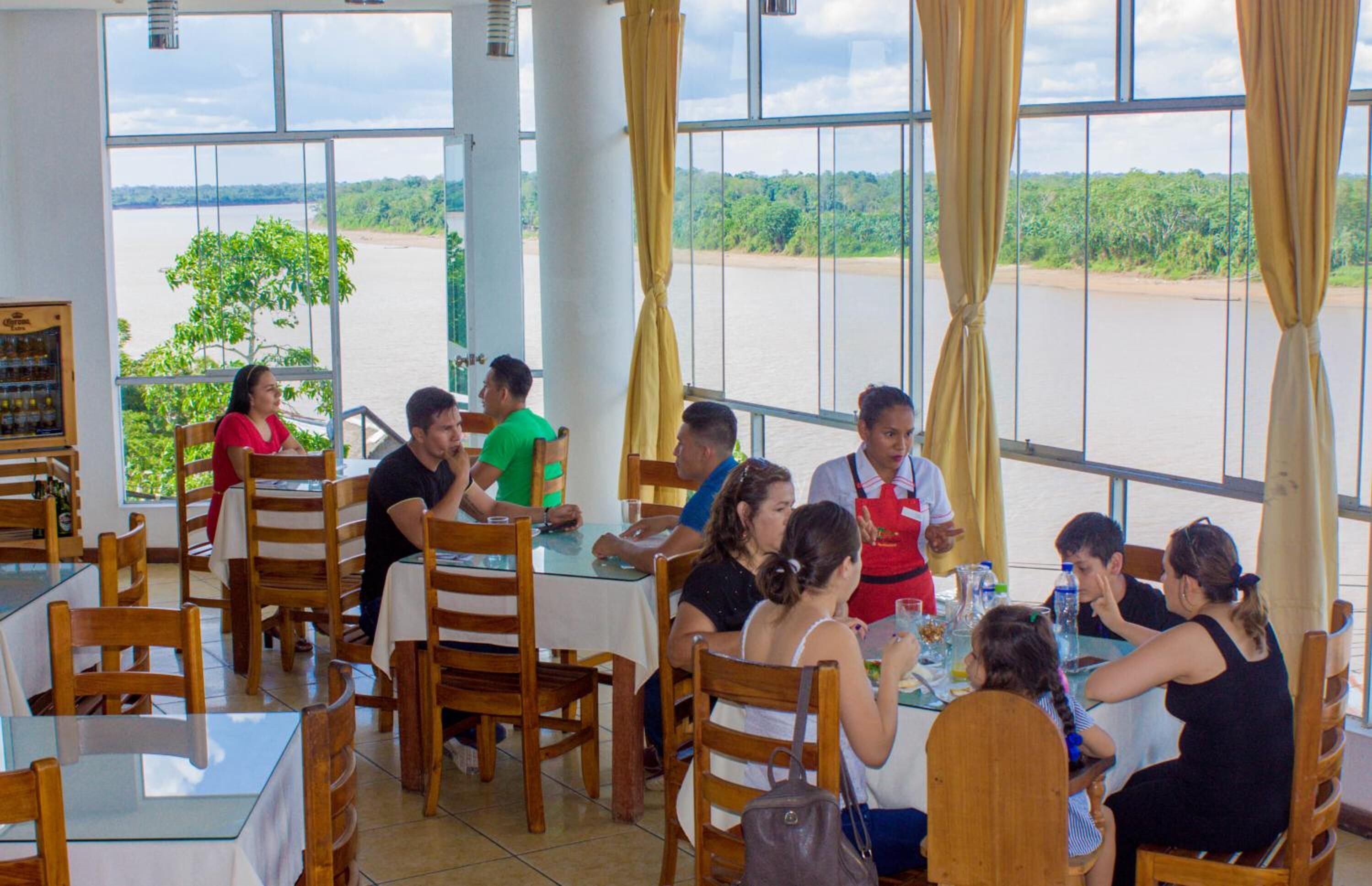 Frokost, lunsj og middag serveres, lokale og internasjonale retter 