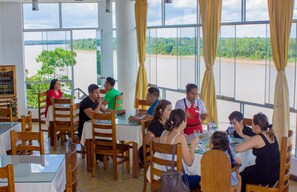 حيث تُقدم وجبات الإفطار، الغداء، العشاء، خيارت الطبخ المحلي والعالمي