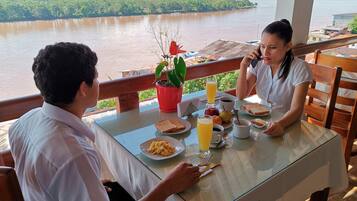 Sarapan dihidangkan, masakan tempatan dan antarabangsa
