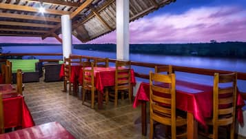 Serveert ontbijt, lunch, diner, lokale en internationale gerechten